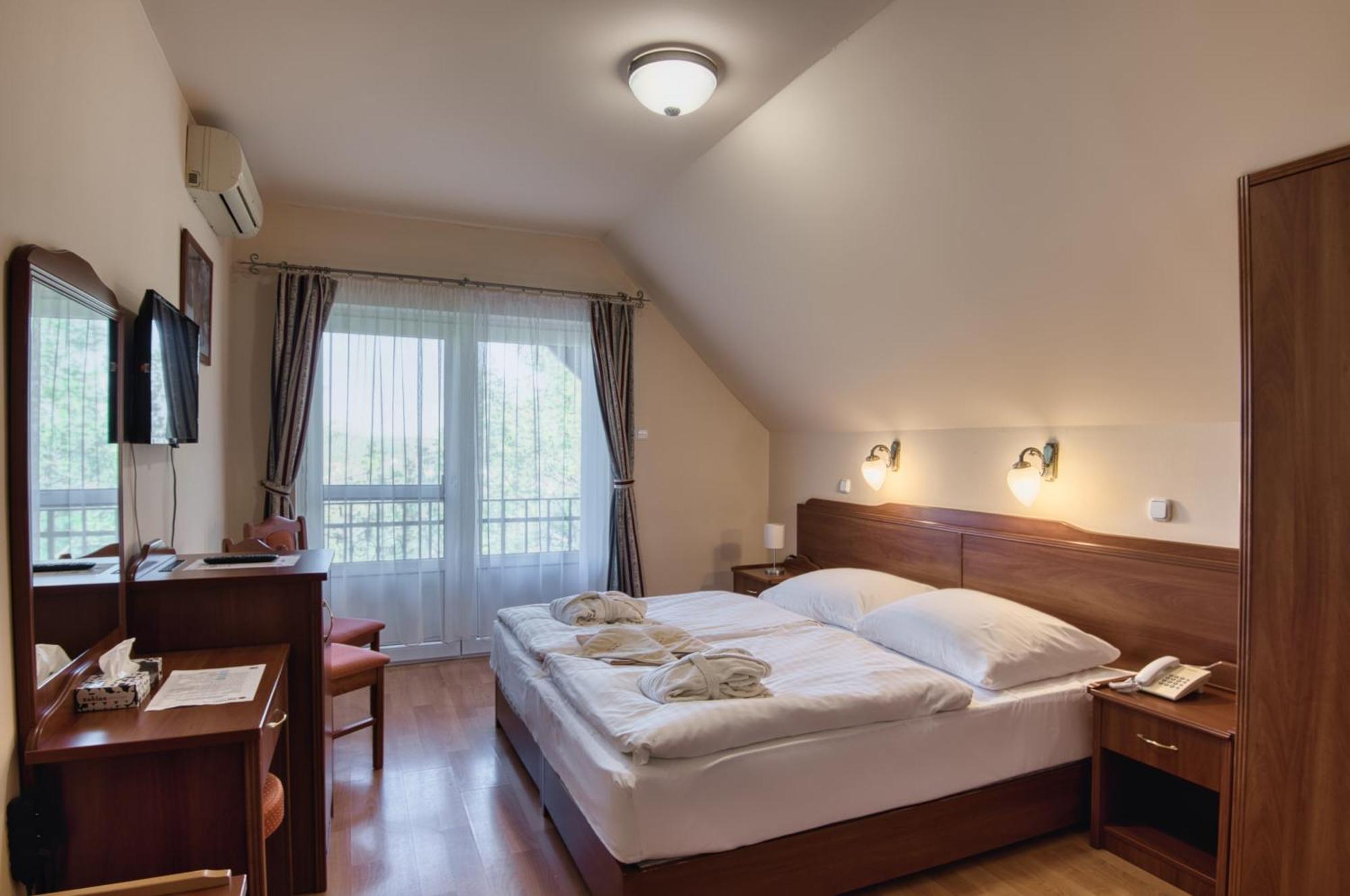 Fried Kastely Hotel Simontornya Exterior foto