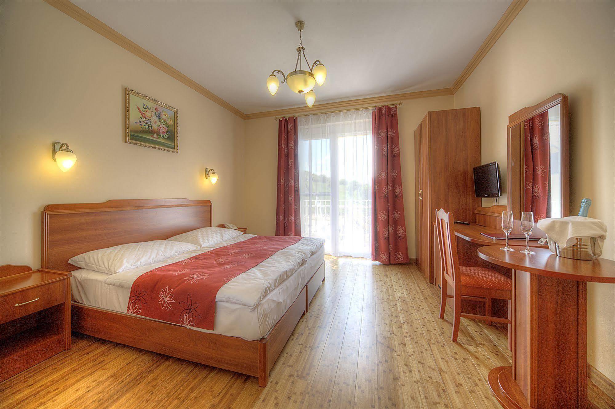 Fried Kastely Hotel Simontornya Exterior foto